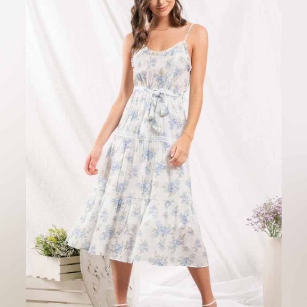 Mine nwt white blue floral tiered midi dress w lace detail